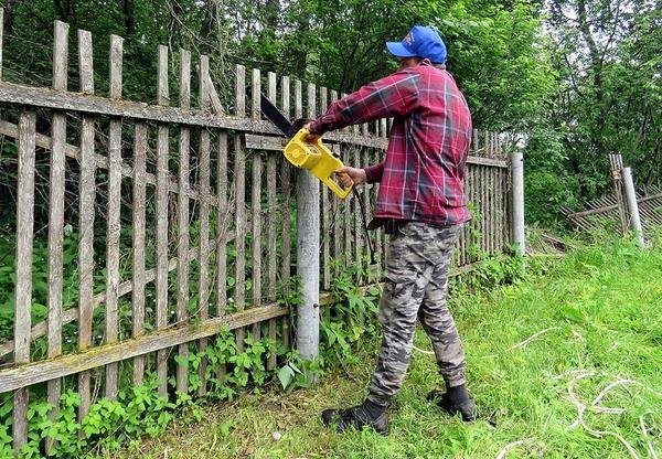 Установка забора из сетки рабицы: мастер-класс, цены