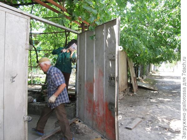 Забор из разобранного гаража: установка на дачном участке своими руками